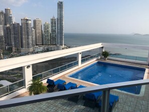 Alberca techada y alberca al aire libre