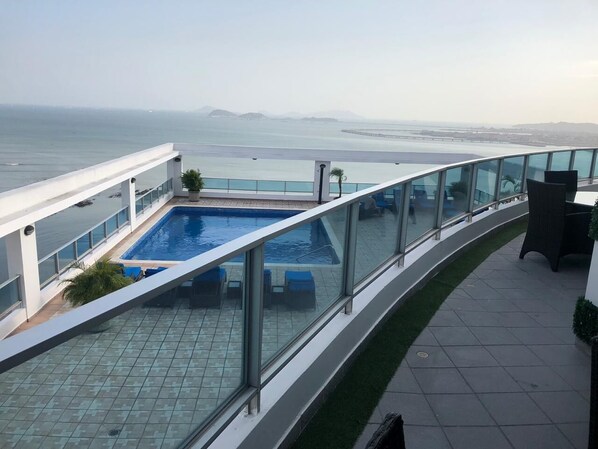 室内游泳池,室外游泳池