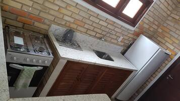 Frigobar, cooktop, talheres/pratos/utensílios de cozinha