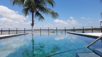 Piscina externa, funciona das 9h às 22h, guarda-sóis, espreguiçadeiras