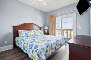 8 bedrooms, iron/ironing board, WiFi, bed sheets - Large villa just steps to the beach w/private pool, game room & elevator-perfect family rental (North Myrtle Beach)