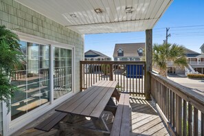 Outdoor dining - Large villa just steps to the beach w/private pool, game room & elevator-perfect family rental (North Myrtle Beach)
