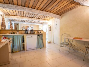 Micro-ondes, four, lave-vaisselle, chaise haute