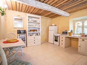 Micro-ondes, four, lave-vaisselle, chaise haute