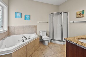 Combined shower/bathtub, towels - Beautiful villa w/private pool, hot tub & game room-grill & picnic table-in North Myrtle Beach (North Myrtle Beach)