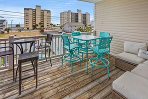 Outdoor dining - Beautiful villa w/private pool, hot tub & game room-grill & picnic table-in North Myrtle Beach (North Myrtle Beach)
