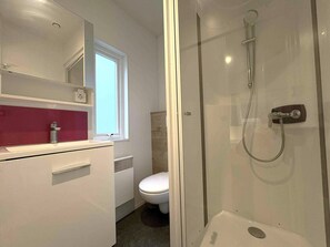 Dusche, Haartrockner, Handtücher, Toilettenpapier