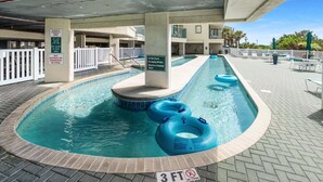 Una zona de piscina con señales de prohibido bucear, prohibido llevar vidrio y prohibido comer o beber.