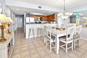 Dining - Large oceanfront family-sized condo rental w/lazy river, pool, and fitness center near Ocean Drive (North Myrtle Beach)