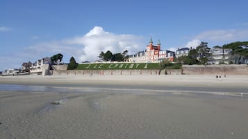 In Strandnähe, weißer Sandstrand