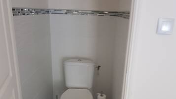 Shower, pancuran hujan, perlengkapan mandi gratis, dan pengering rambut