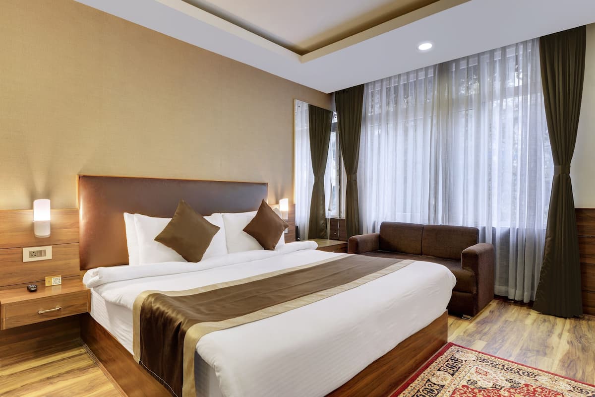 Attic Premium Double | Premium bedding, desk, soundproofing, free WiFi