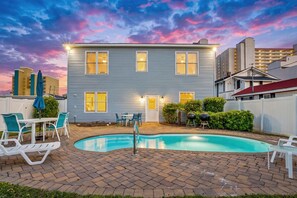 Pool - New luxury home w/private pool, game room, 1 block from beach in North Myrtle Beach (North Myrtle Beach)