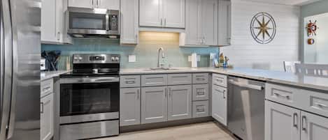 冷蔵庫、電子レンジ、オーブン、コンロ