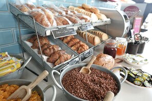 Mostrador de panadería con diversos productos horneados e ingredientes.