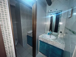 Dusche, Haartrockner, Bidet, Handtücher