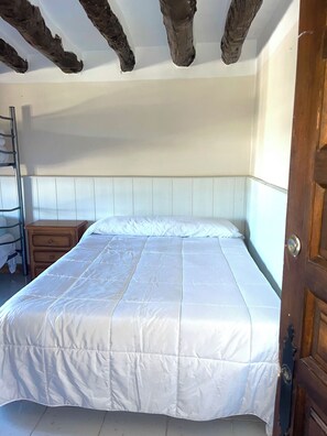 10 bedrooms, iron/ironing board, WiFi, bed sheets