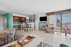Dining - Spacious, oceanfront family condo rental w/amazing views, pool, hot tubs in North Myrtle Beach (North Myrtle Beach)