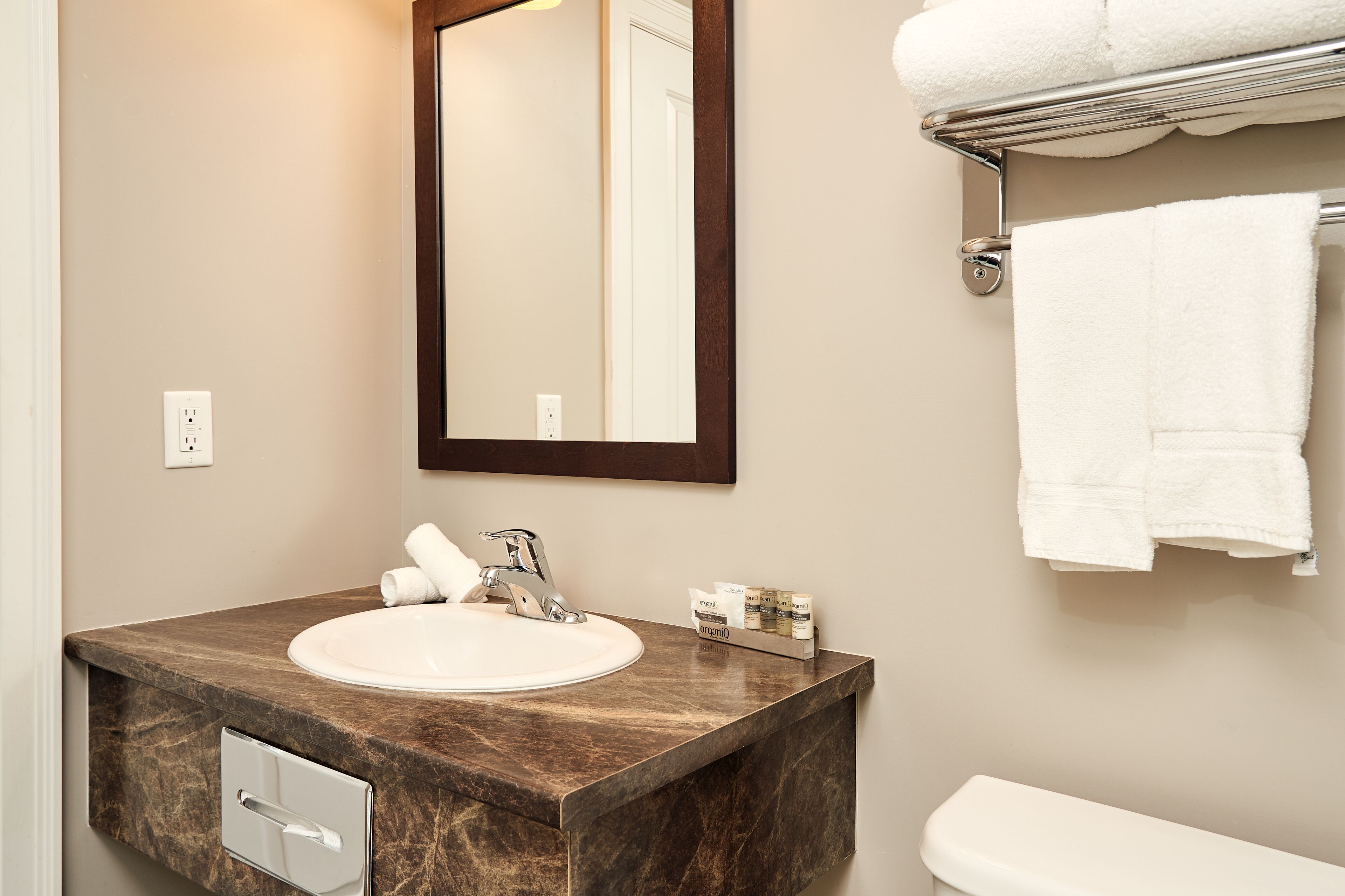 Bañera con ducha, artículos de tocador gratuitos, pantuflas, toallas