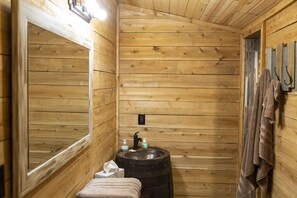 Bathroom - Circle M Lodge is The Perfect Get-A-Way (Stratford)