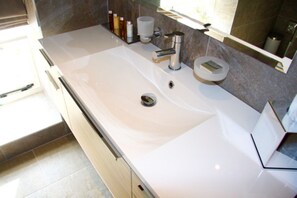 Sèche-cheveux, serviettes fournies, savon, shampoing