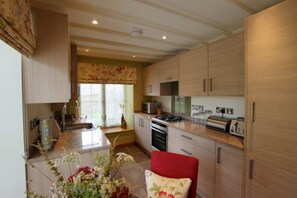 Fridge, microwave, oven, dishwasher - LUXURY SELF-CATERING COTTAGE. THE DAIRY (Powys)