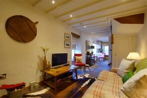 TV, books - LUXURY SELF-CATERING COTTAGE. THE DAIRY (Powys)