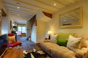 TV, books - LUXURY SELF-CATERING COTTAGE. THE DAIRY (Powys)