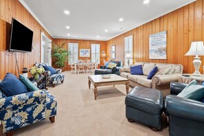 Een televisie, een dvd-speler en een stereo