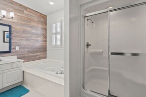 Combined shower/tub, jetted tub, hair dryer, towels