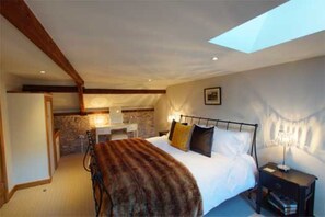 1 bedroom, hypo-allergenic bedding, WiFi, bed sheets - LUXURY SELF-CATERING COTTAGE. THE COACH (Powys)