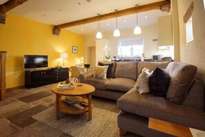 TV, books - LUXURY SELF-CATERING COTTAGE. THE LAUNDRY (Powys)