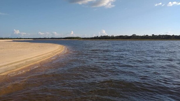 A beach with a sandy shore and calm water. - Hotel Mapara Beach (Baiao)