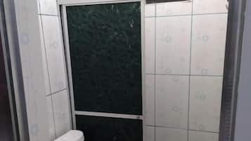 Chuveiro, toalhas de banho