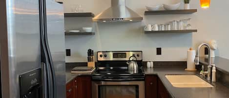 Réfrigérateur, four à micro-ondes, un four, surface de cuisson