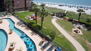 Zona de piscina con sillas de descanso, una piscina pequeña y vista a la playa.