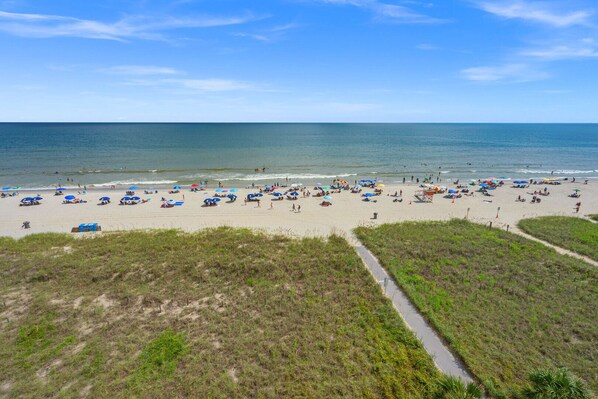 On the beach - Fabulous oceanfront views from this beautiful family condo w/pool, hot tub-steps from the sand (North Myrtle Beach)