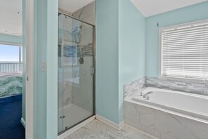 Combined shower/tub, hair dryer, towels