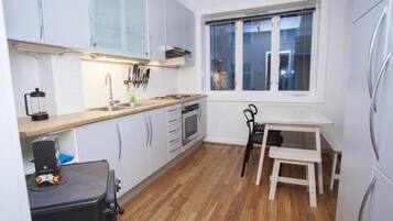 Studio | Private kitchen | Fridge, oven, stovetop, coffee/tea maker