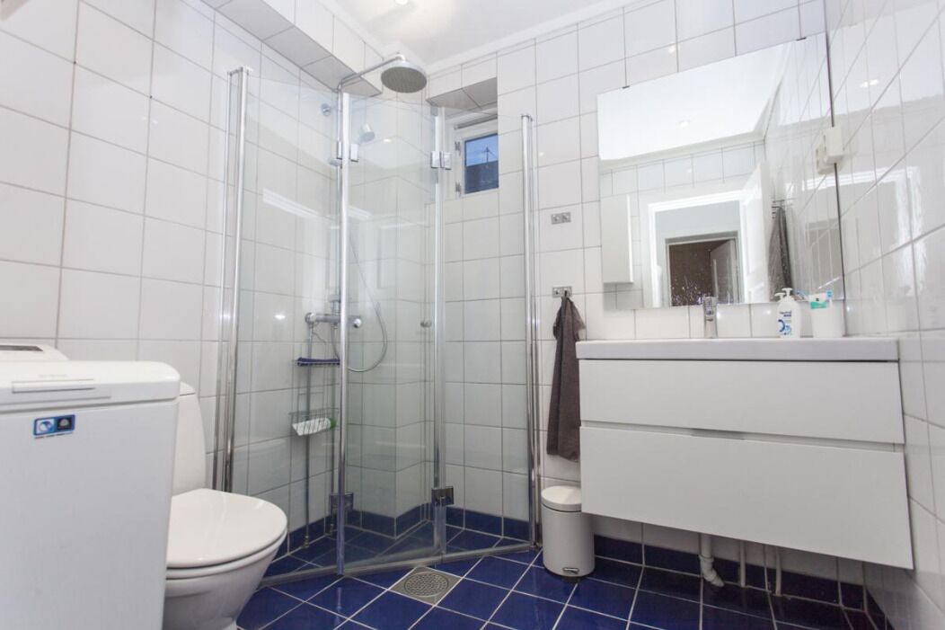 Estudio | Baño | Ducha, artículos de higiene personal gratuitos y toallas