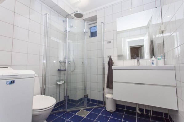 Studio | Bathroom