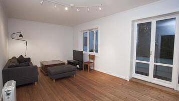 Studio | Living area | Flat-screen TV