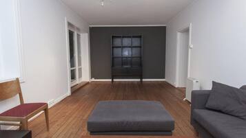 Studio | Living area | Flat-screen TV