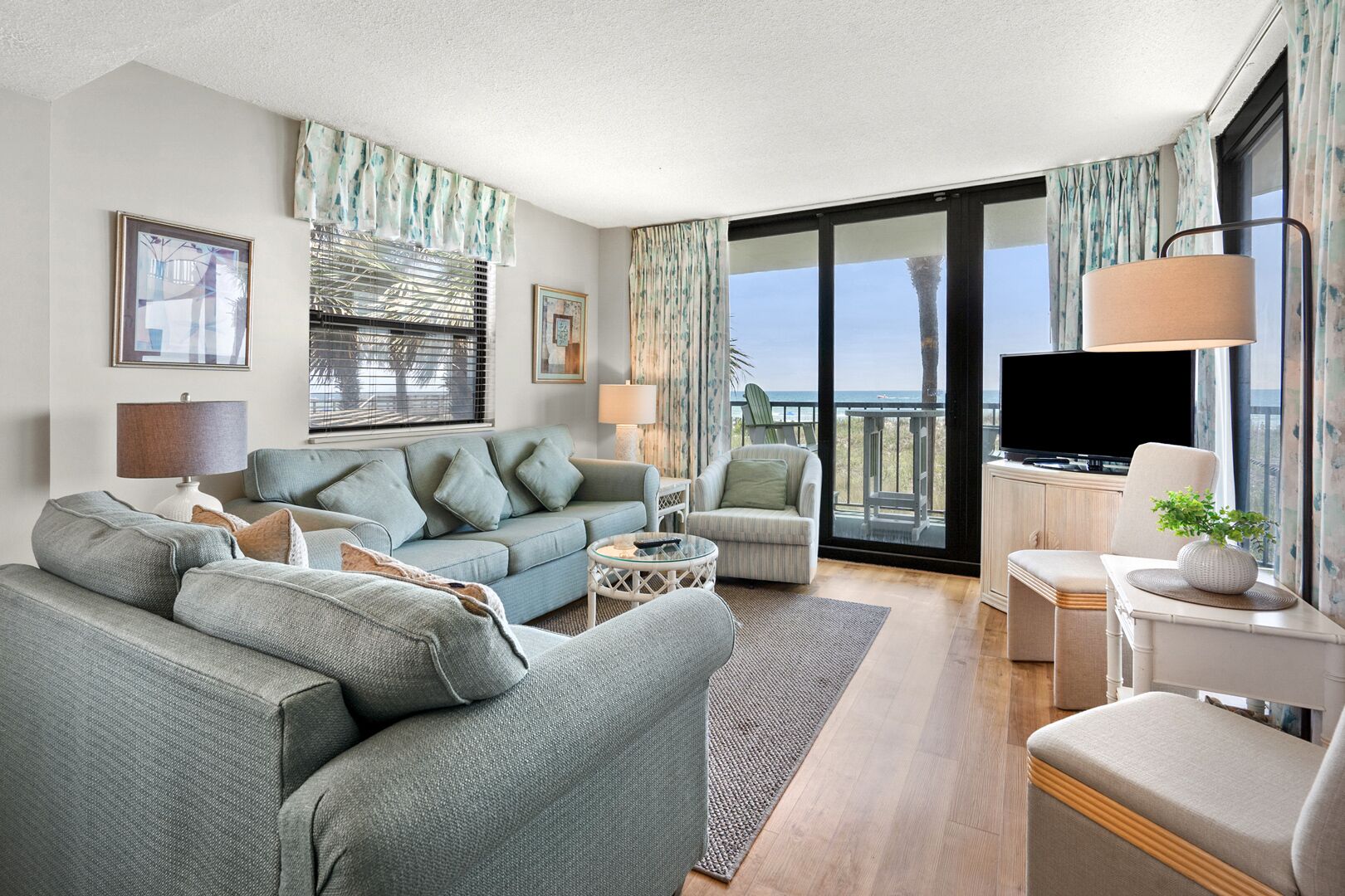 Fernseher, Bücher, Stereoanlage