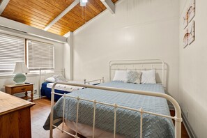 6 bedrooms, iron/ironing board, WiFi, bed sheets