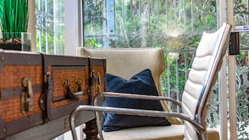 Deluxe Room, 1 King Bed | Room amenity
