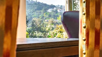 Free daily cooked-to-order breakfast