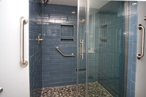 Duschwanne, Whirlpool, Haartrockner, Handtücher