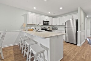 Kjøleskap, mikrobølgeovn, ovn og kokeplater