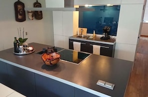 Apartamento | Cozinha privada | Geladeira, fogão, cooktop, lava-louças